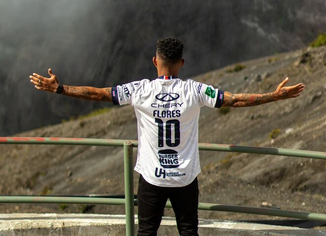Uniforme Cartaginés, volcán Irazú