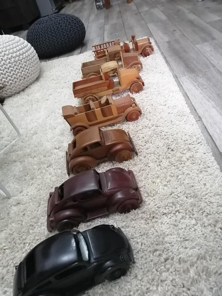 Álvaro Murillo es un artista de Sarchí que hace artesanías a escala o réplicas.