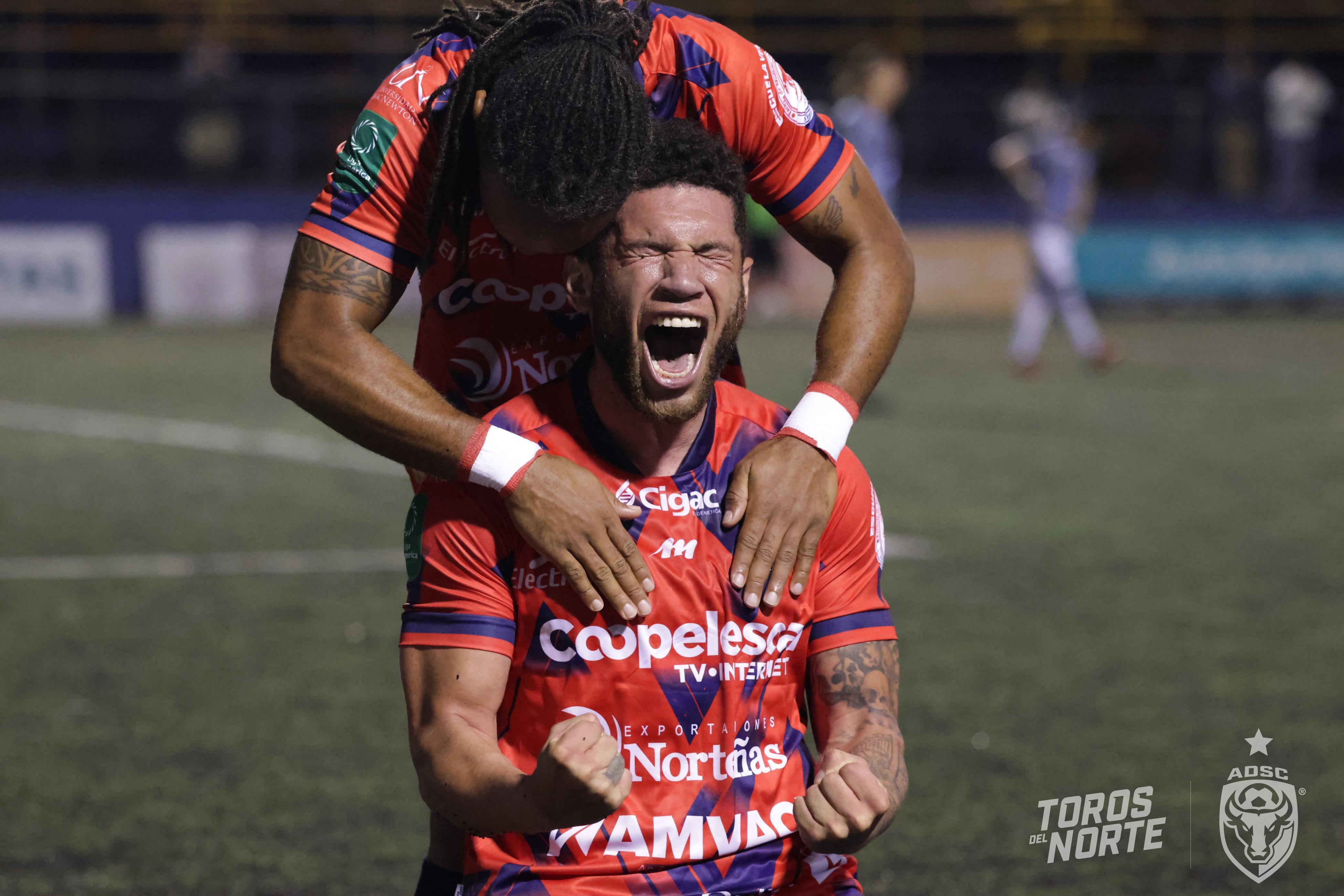 Jonathan McDonald se unió a la celebración del gol de Brian Martínez.