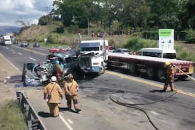 Excursión termina en tragedia: muere conductor tras violento choque de buseta y tráiler