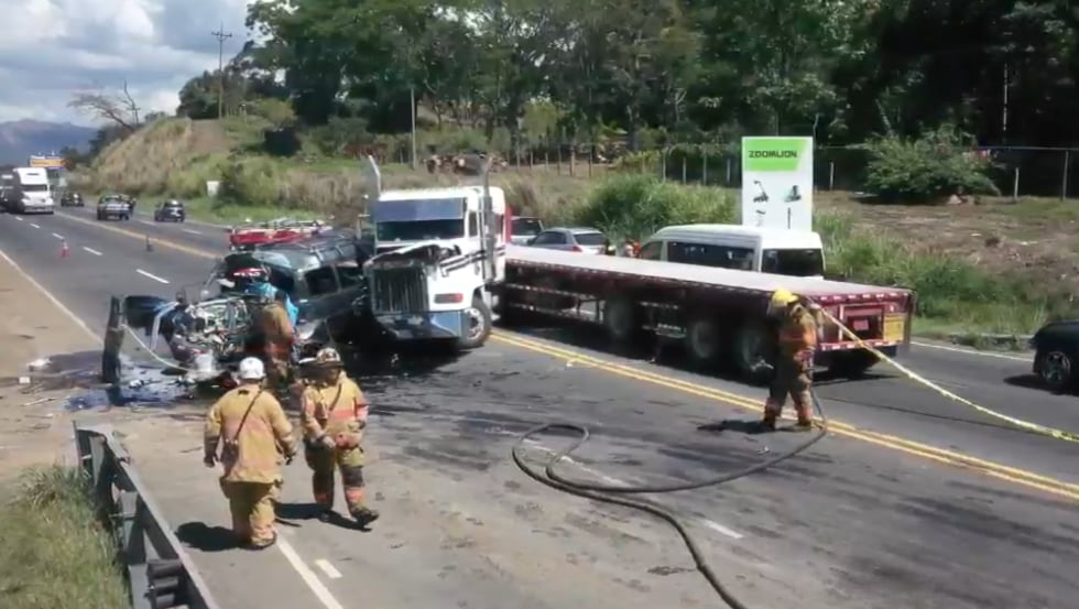 El accidente entre una buseta y un tráiler en La Garita de Alajuela terminó en tragedia al morir el conductor de la buseta, la fatalidad ocurrió la mañana del sábado 25 de abril del 2026. Foto: Captura de video