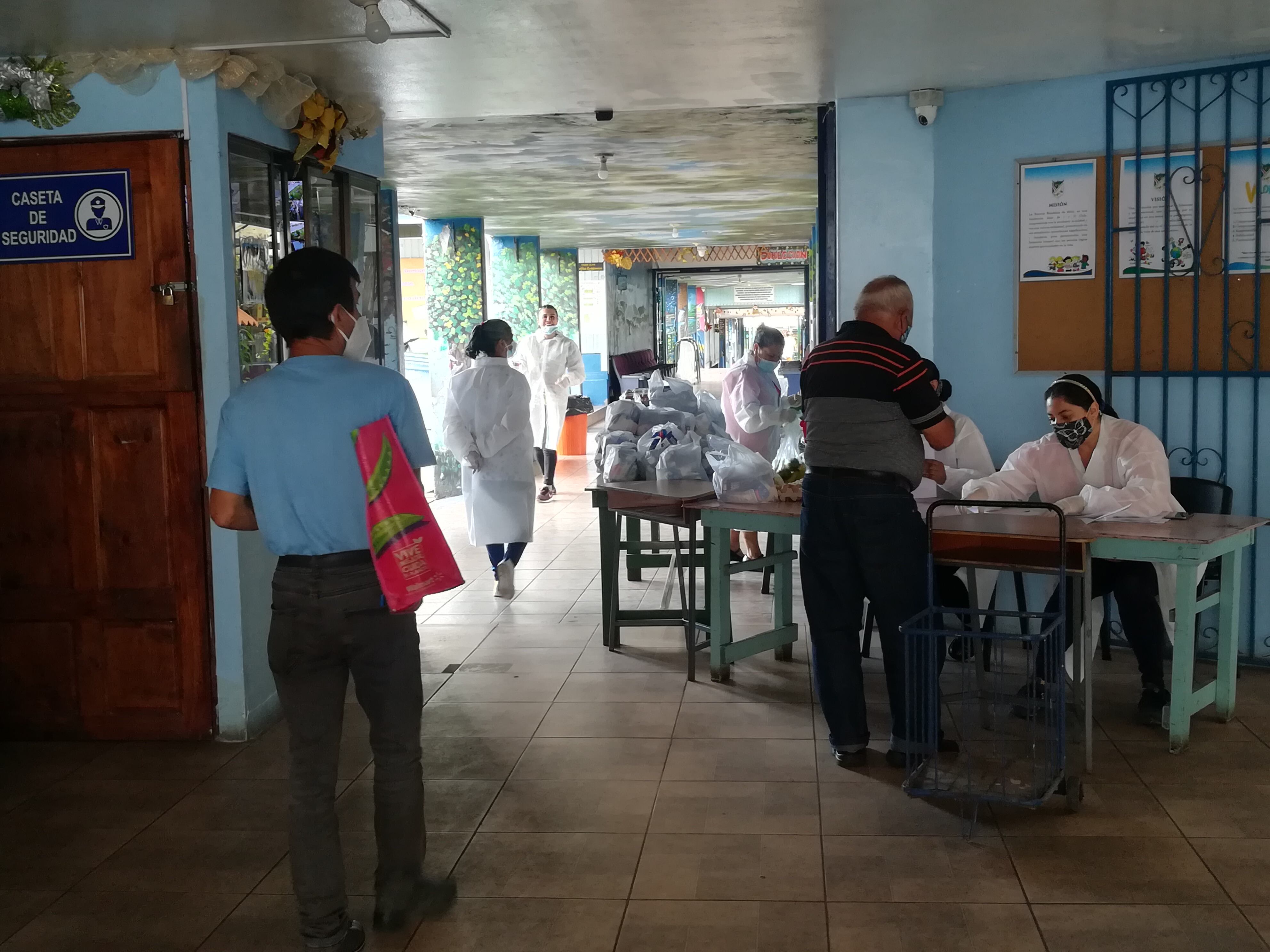 Entrega 19 de alimentos en la Escuela República de Haití en San José, en diciembre del 2021.