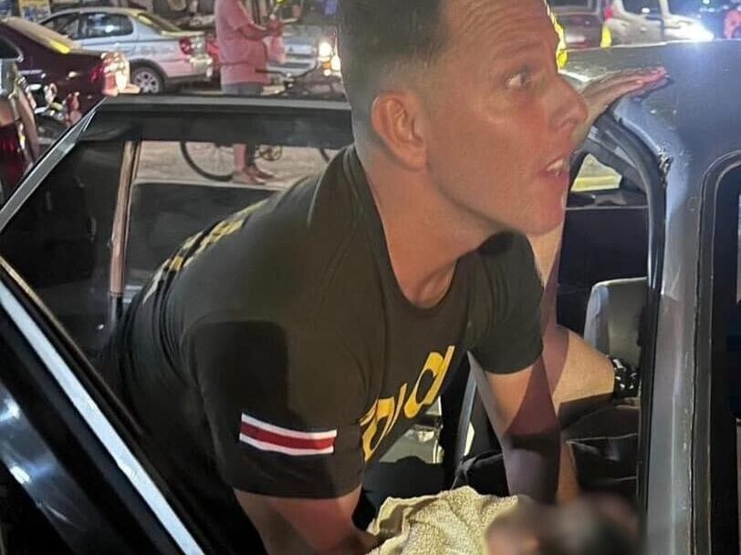 Policía ayudó a mujer a dar a luz a su bebita