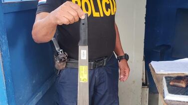 Loco armado con machete causó terror entre vecinos al meterse a supermercado