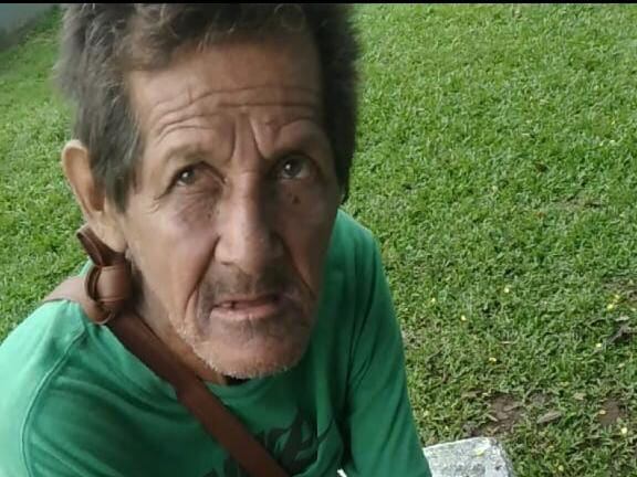 El señor fue atacado a pedradas mientras dormía