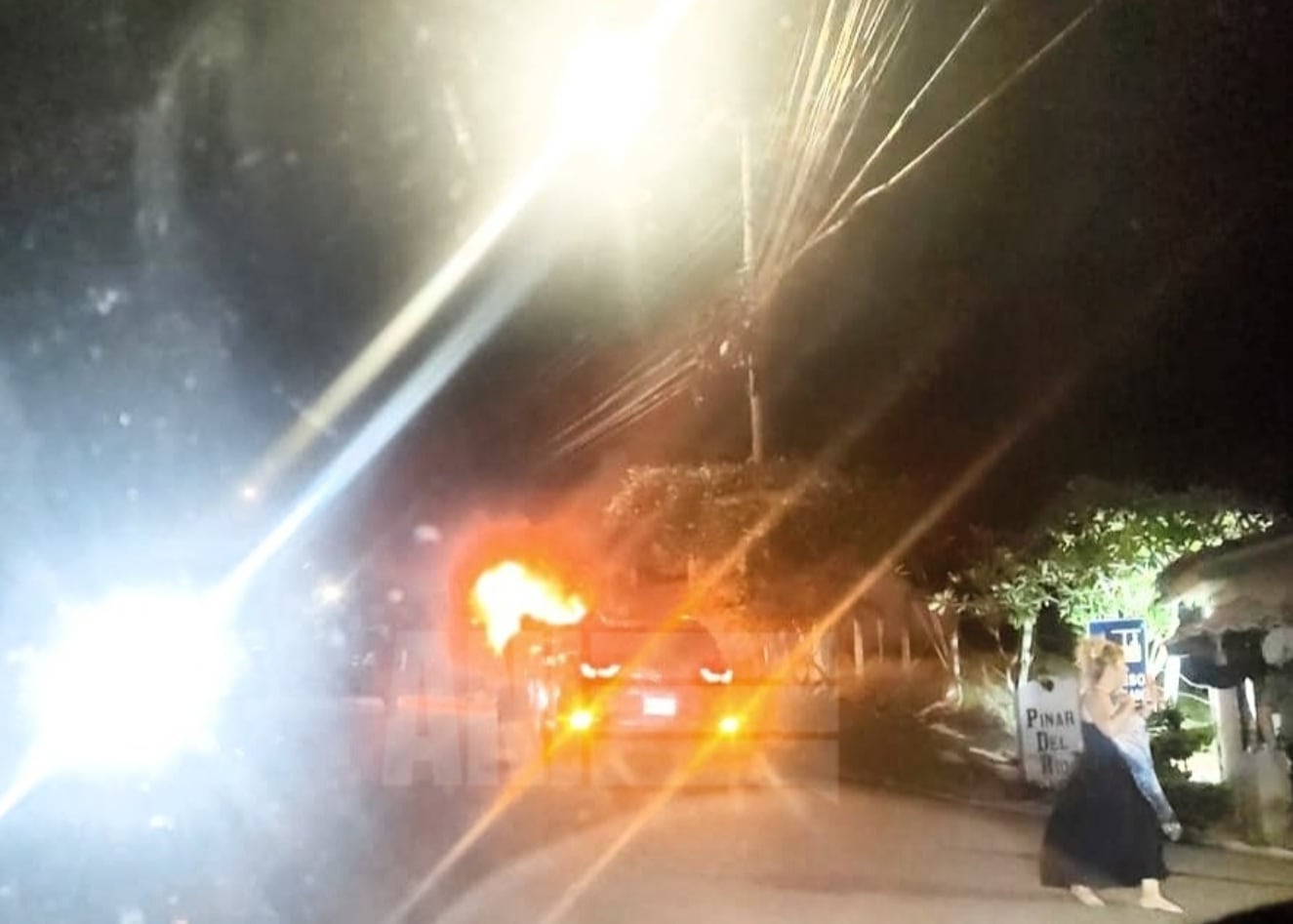 Uno de los vehículos se incendió tras el mortal choque. Foto ANI.