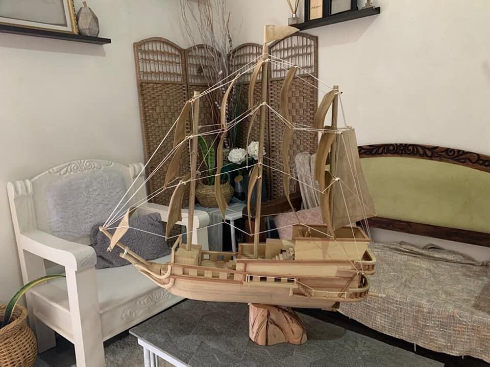 Álvaro Murillo es un artista de Sarchí que hace artesanías a escala o réplicas.