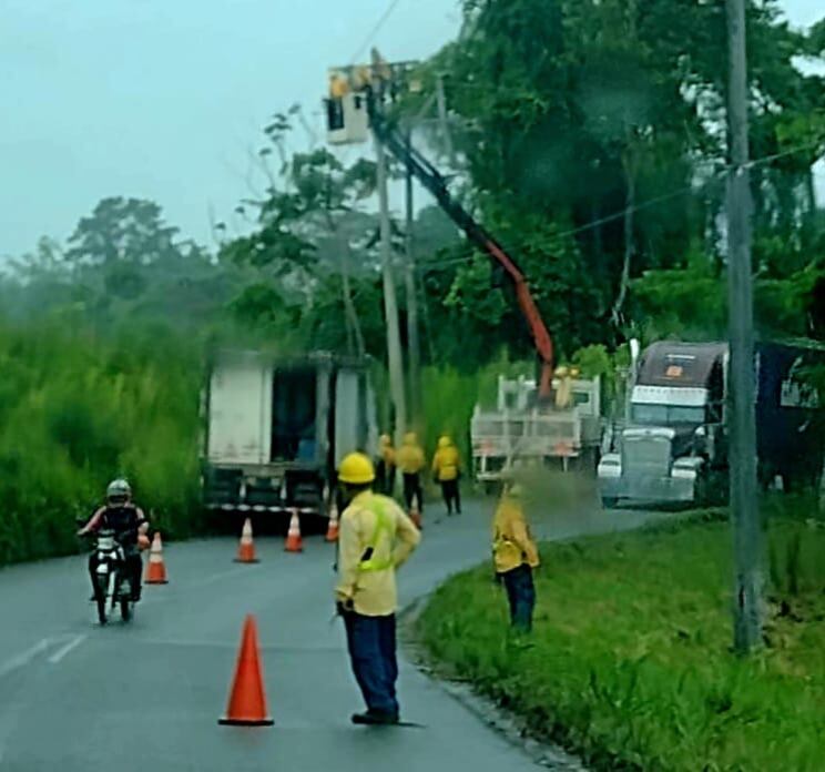 Cuadrillas del ICE laboraban este sábado para restablecer gran cantidad de servicios que fueron afectados por la fuerte lluvia y vientos que dejó la tormenta Bonnie a su paso por nuestro territorio. Foto: Edgar Chinchilla.