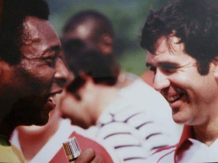 Arnoldo Ramírez Zamora nació el 3 de abril de 1944 en Chepe, específicamente en barrio México, lugar en el que vivió hasta los 11 años para después irse (en 1955) con su familia a Estados Unidos en donde muchos años después se hizo amigo de la mayor gloria brasileña del fútbol de todos los tiempos y considerado el mejor futbolista de toda la historia, Edson Arantes Do Nascimento, Pelé