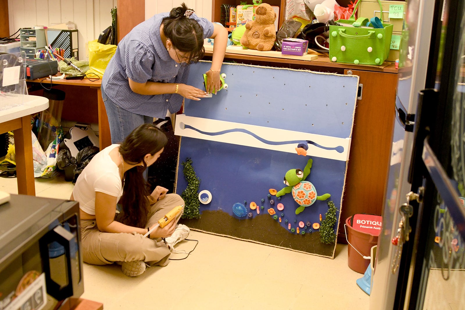 El el Hospital de Juguetes de la UCR estudiantes hacen magia con juguetes para que niños con condiciones especiales también puedan jugar