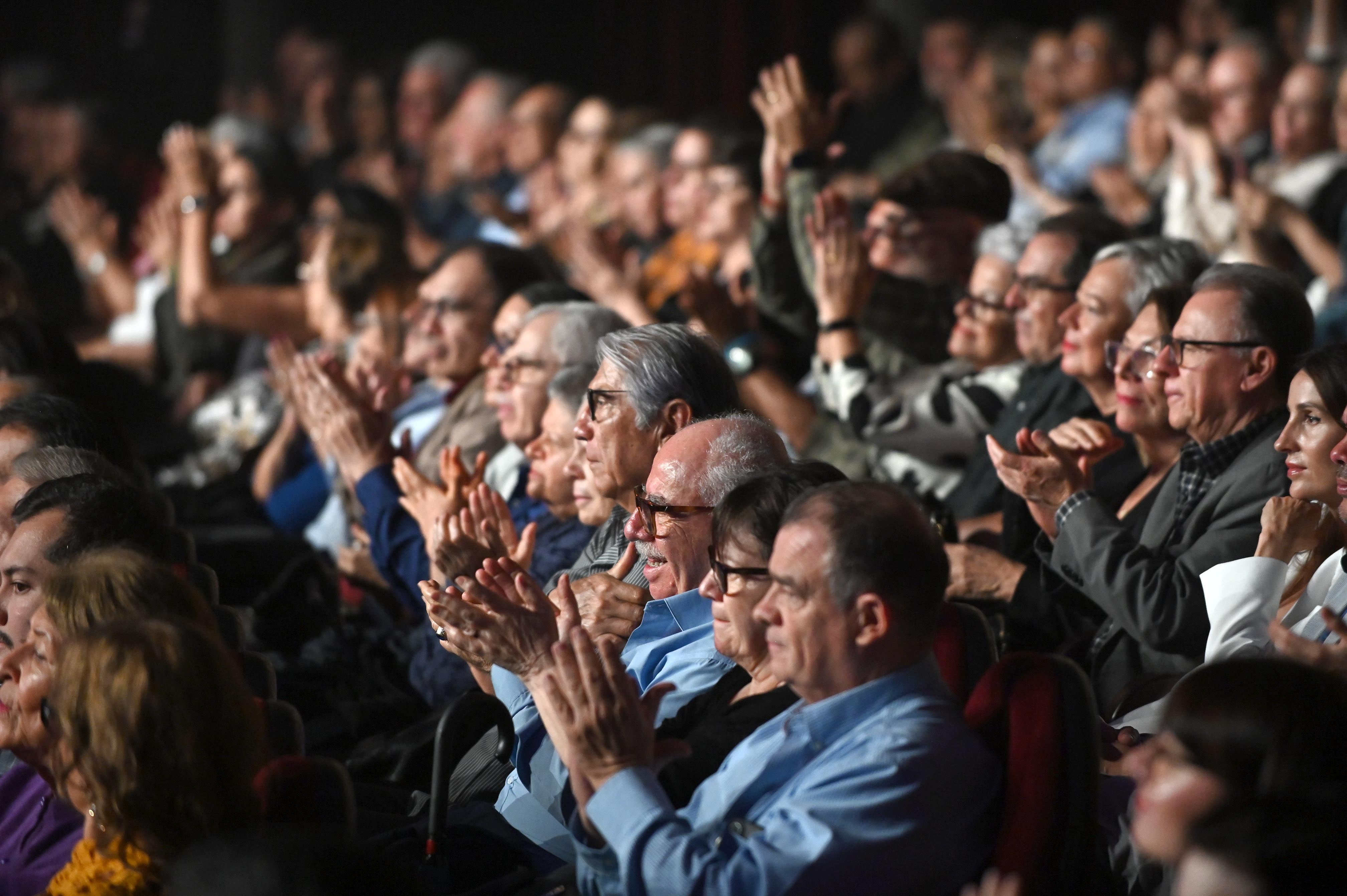 17 de mayo del 2025. Teatro Melico Salazar en San José. . 19:00 hrs.  Concierto de la cantante española Paloma San Basilio en un tour de despedida de la cantante antes de su retiro.  El Teatro Melico Salazaar en San José lució un lleno total y el público disfrutó de los éxitos de la interprete española. En la foto: Paloma San Basilio interpretó las canciones que le hicieron famosa a lo largo de 50 años de carrera artísrica. Foto: Albert Marín.