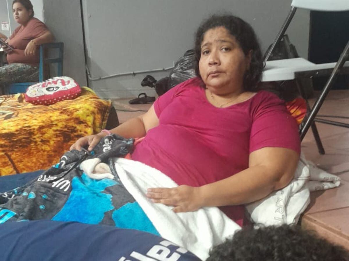 Doña María de los Ángeles sigue con el corazón en la mano tras perder parte de su casita debido a las inundaciones. Foto: Cortesía.