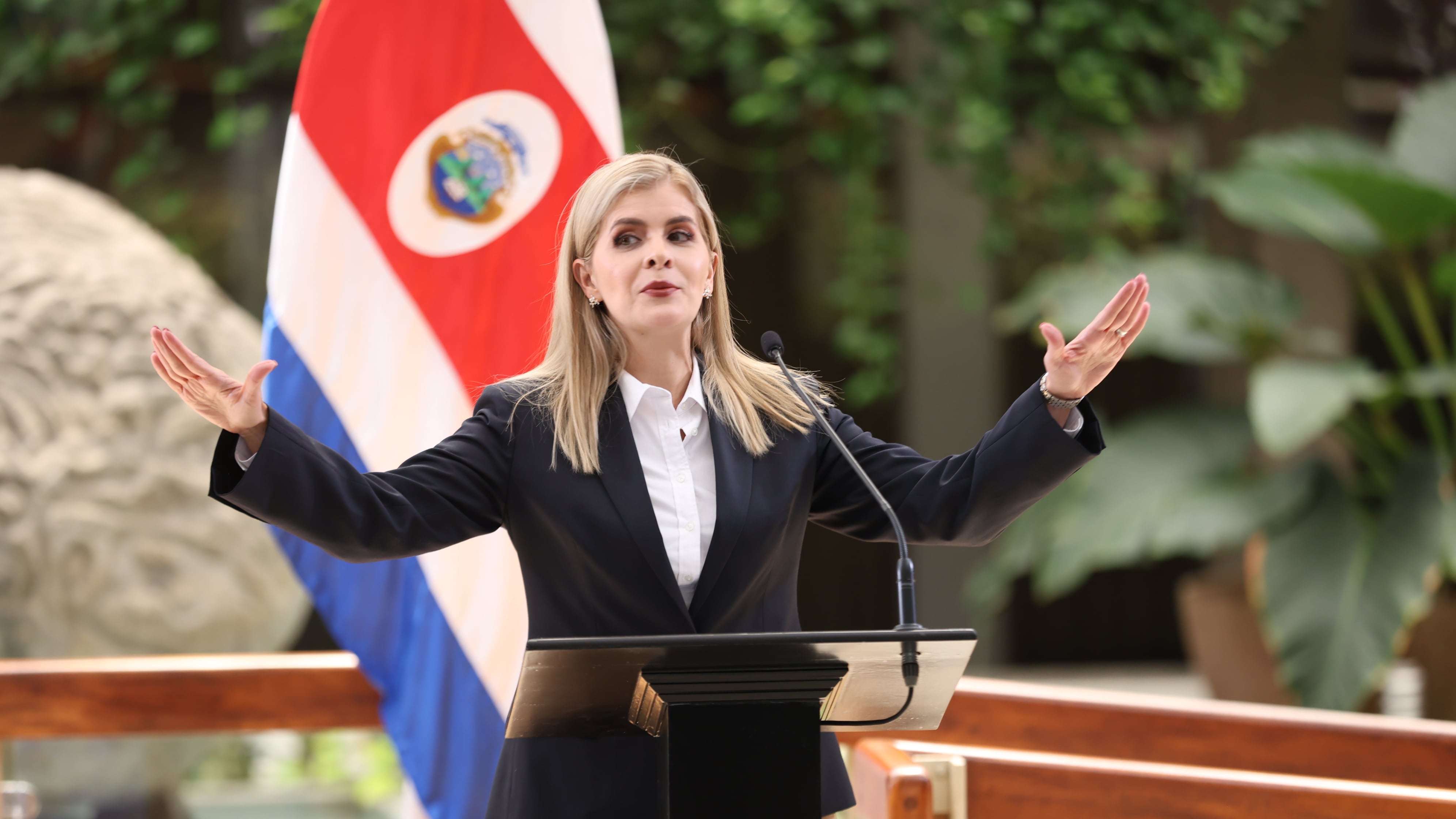 Fotos de la Sra. Presidente de la República Laura Fernández durante la rueda de prensa semanal a en Casa Presidencial / Foto John Durán