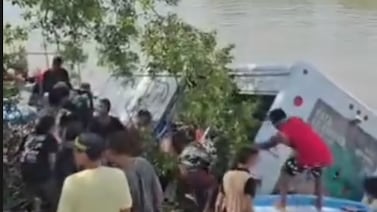 Video: Camión cae a estero y personas aprovecharon para llevarse los refrescos que transportaba