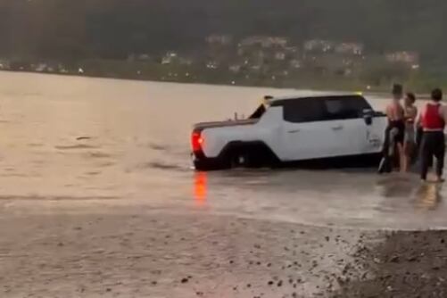 Lujoso carro quedó atascado en playa de Puntarenas y desata ola de comentarios.