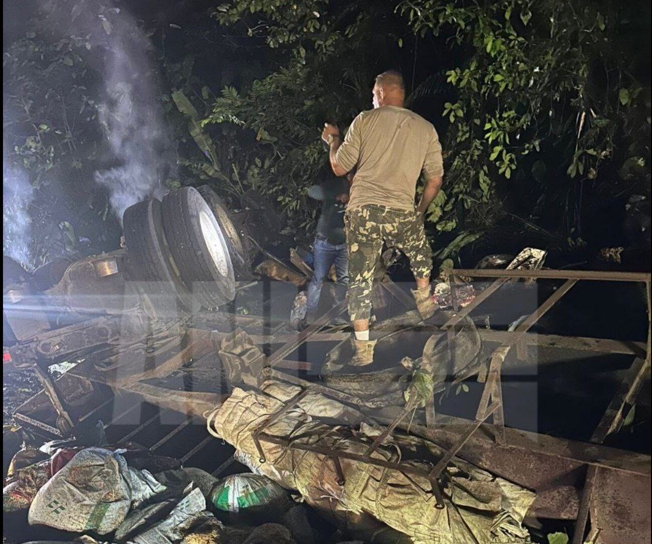 Varias personas trataron de ayudar al trailero. Foto Agencia Nacional de Información.