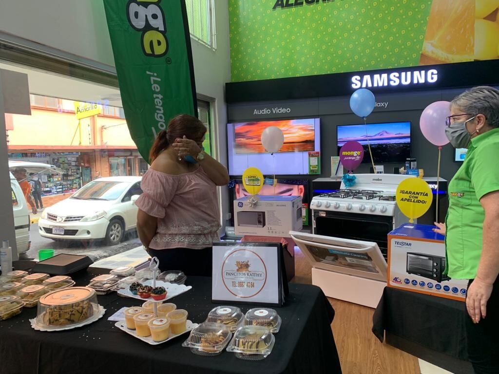 Bombero que lucha contra el cáncer le dio un gran regalo a mamá pulseadora. Foto cortesía Importadora Monge.