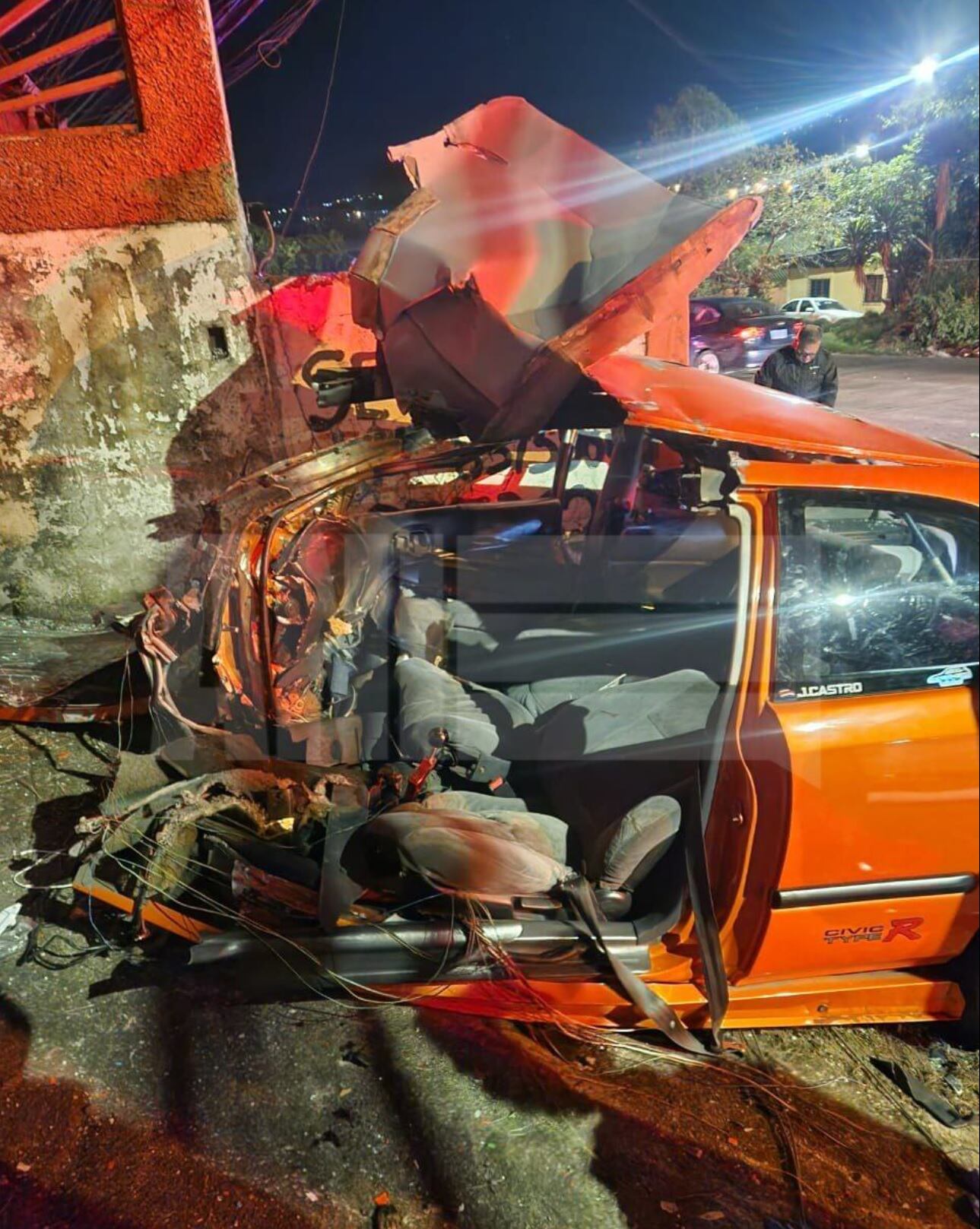 Pareja resulta herida en choque de carro contra casa en Coronado. Foto Agencia Nacional de Información.