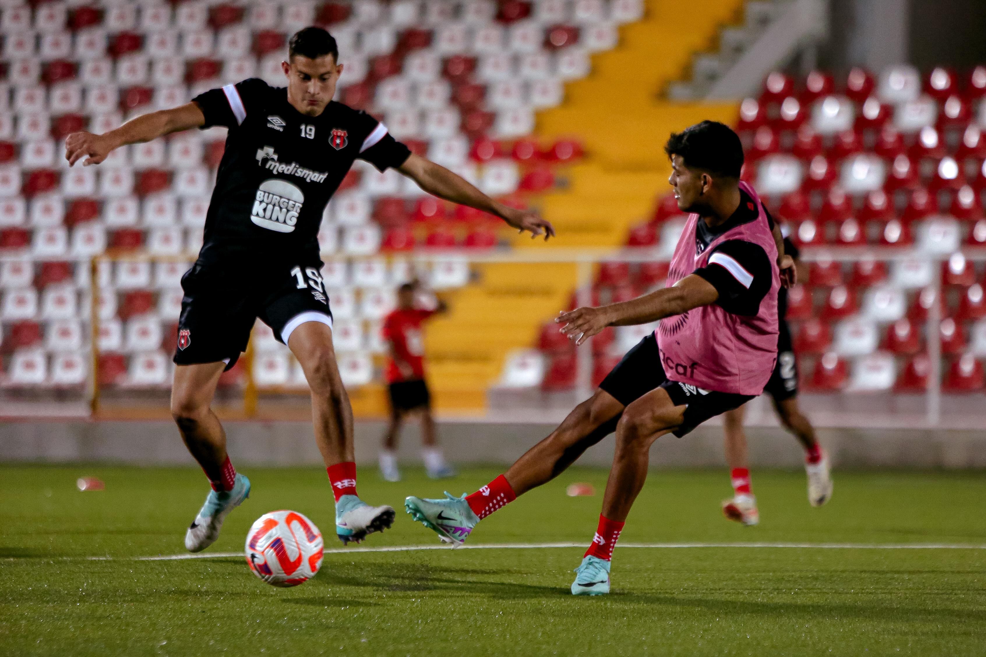 Juan Luis Pérez y Joshua Navarro disputan el balón en el reconocimiento del Estadio Independencia en Nicaragua, donde este martes jugarán Real Estelí y Liga Deportiva Alajuelense.