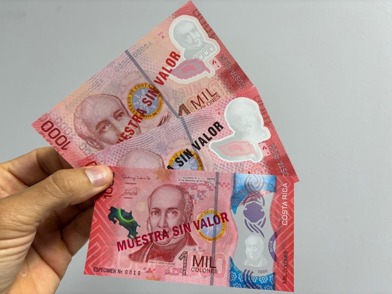 A partir del 1.° de noviembre de 2025, los billetes de ¢1.000 de las series A y B dejarán de ser válidos como medio de pago, según informó el Banco Central de Costa Rica. La entidad instó a los ciudadanos a realizar el canje en las entidades financieras del país, sin límite de tiempo.