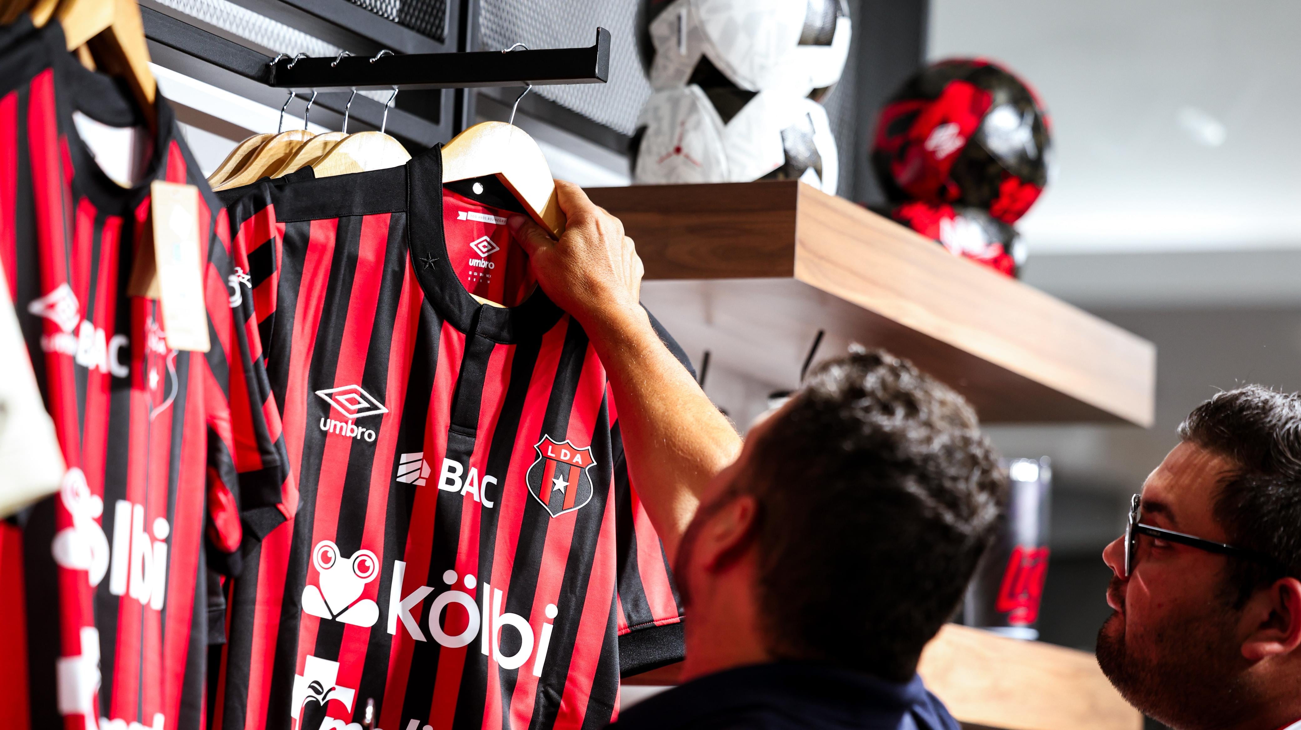 Alajuelense abre tienda en Paseo Metrópoli, Cartago