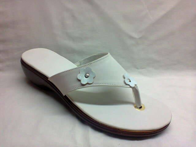 Enrique Guadamuz abrió su zapatería en Costa Rica