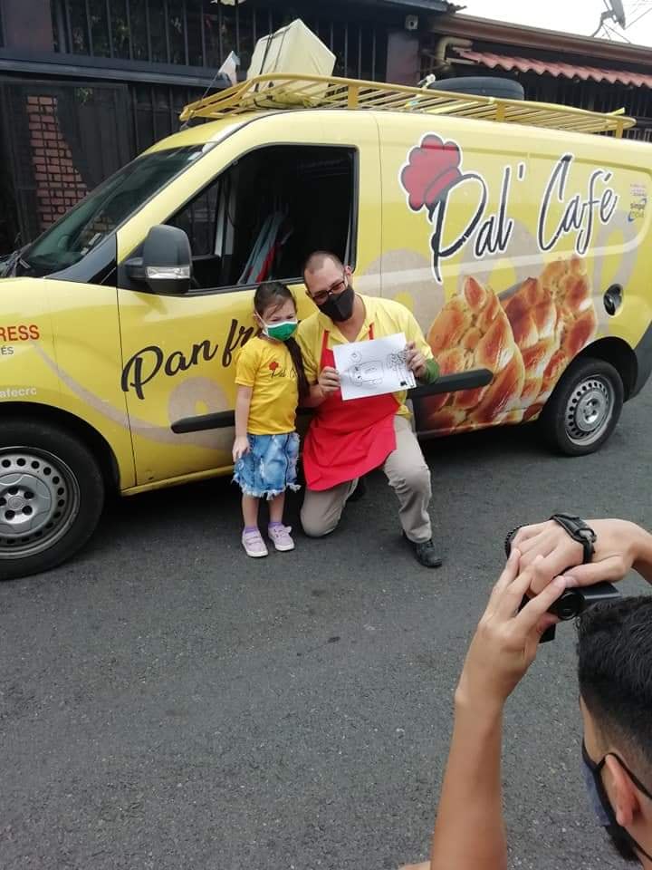 los panaderos de la panadería exprés “Pal’ café”, un negocio que en los primeros días de la pandemia incluso estuvo cerrado mes y medio, pero su dueño, don Steven Vásquez Garro, rescató con mucho ingenio, pasión y una muy sabia elección.