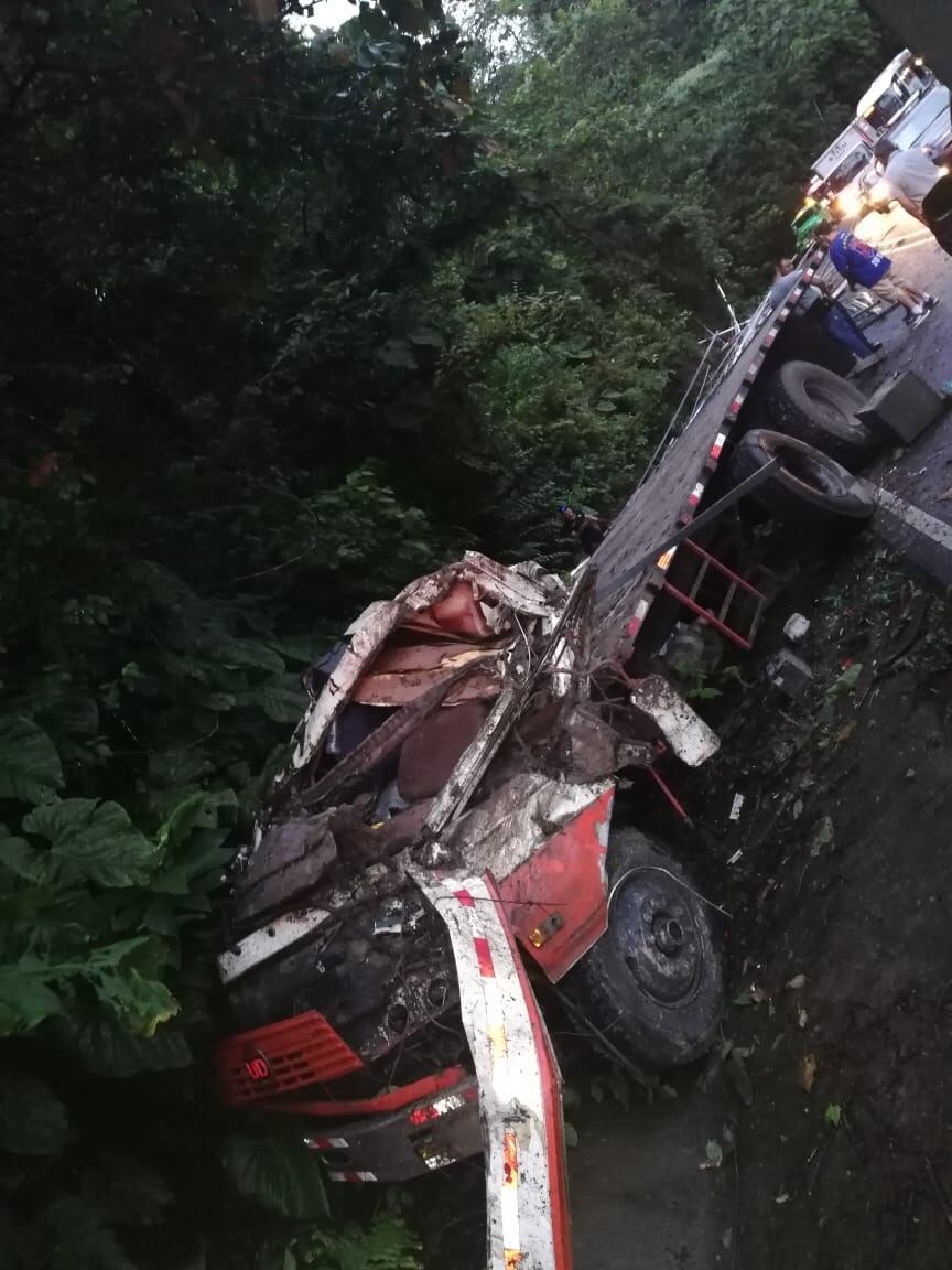 Vuelco de camión de carga deja como saldo un fallecido y dos heridos de gravedad cerca del túnel Zurquí. Foto cortesía.