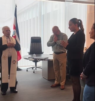 Monseñor José Francisco Ulloa visitó la oficina de la diputada del PLN por Puntarenas, Norjelens Lobo y la bendijo hasta con agua bendita e incluso realizó una oración, o sea, le hizo una limpia.