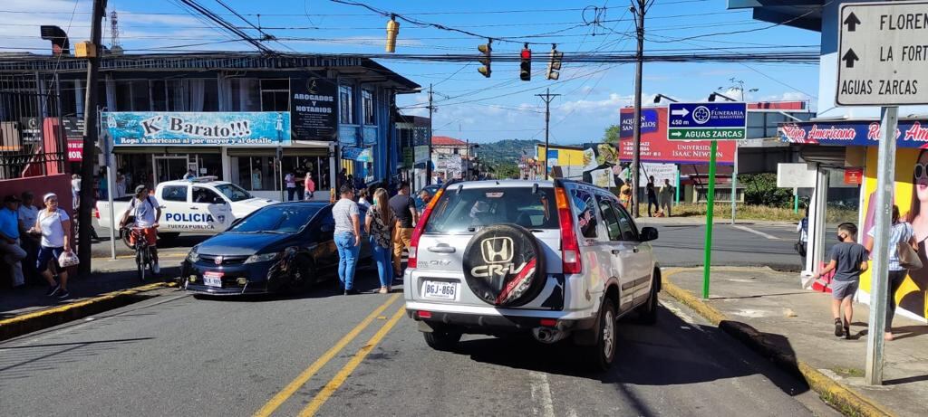 Mujer sobrevive a atropello de camión en Ciudad Quesada. Foto Edgar Chinchilla.