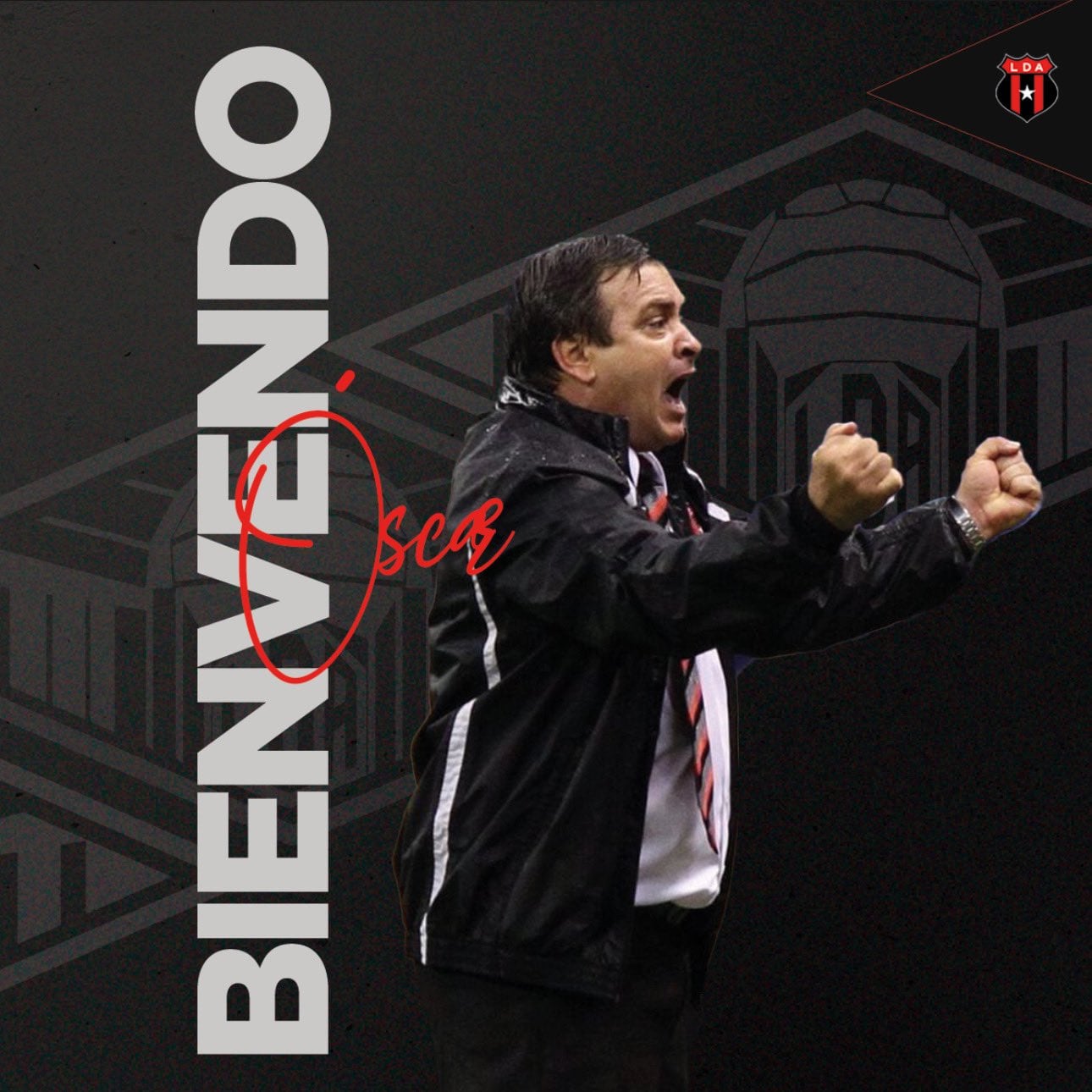 Óscar Ramírez regresa al banquillo de Alajuelense. Firmó con el primer equipo rojinegro por los próximos dos años. Foto tomada de X Alajuelense.