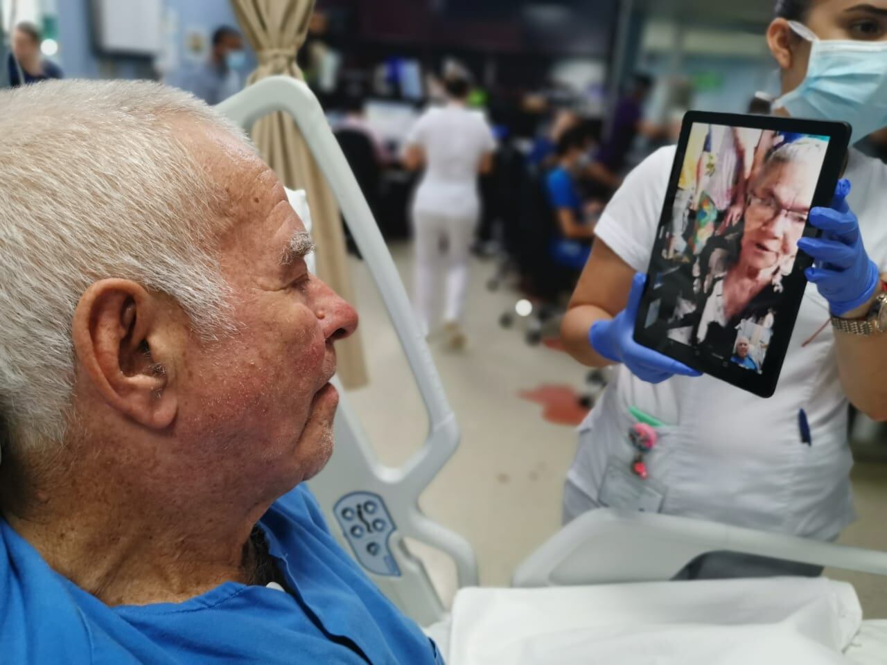 Saúl Quesada Cruz, de 83 años y vecino de Calle Mora en Rio Nuevo de Pérez Zeledón,  habla con su familia por video llamada en hospital de Pérez Zeledón