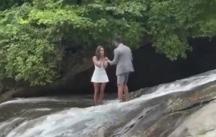 Novio propuso matrimonio en una catarata y terminó con una caída inesperada.