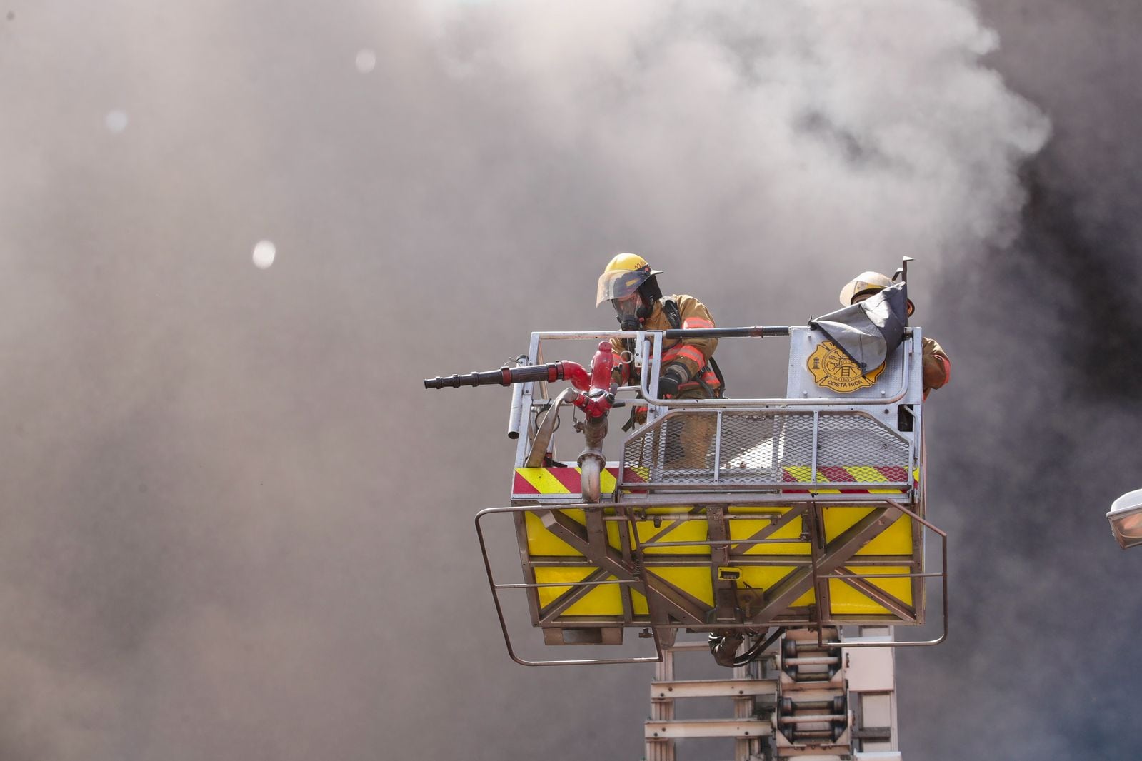 Emergencia en Cinco Esquinas de Tibás. El incendio de la bodega de materiales de Portones Salas puso en riesgo otras estructuras a 150 metros de la clínica local.