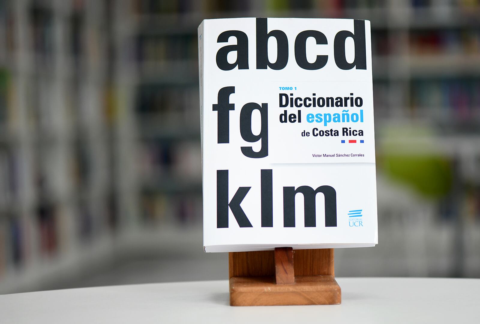 Víctor Sánchez Corrales es profesor emérito de la Escuela de Filología, Lingüística y Literatura de la Universidad de Costa Rica y junto a un equipo de trabajo creó el Diccionario del  Español de Costa Rica.