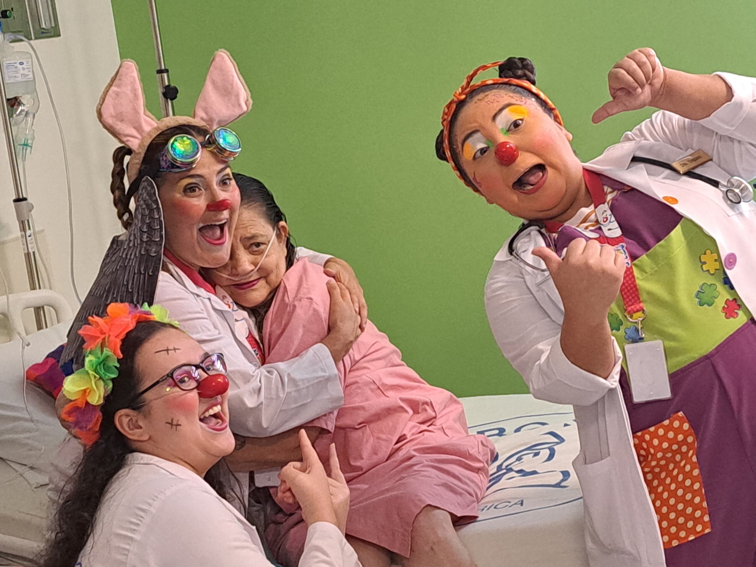 Payasos, risas, alegría y felicidad como una “pastillita” para ayudar a mejorar la salud de los pacientes, es lo que usarán varios médicos del país en diferentes centros de salud de la Caja Costarricense de Seguro Social