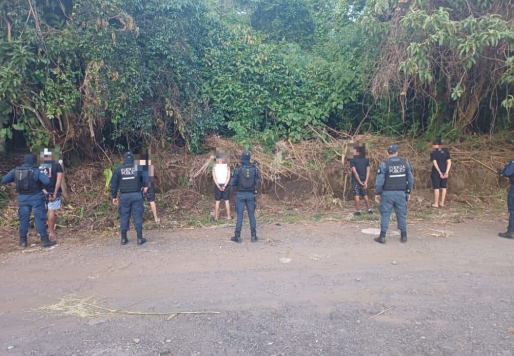 Ocho personas fueron detenidas con un cargamento de latas de atún