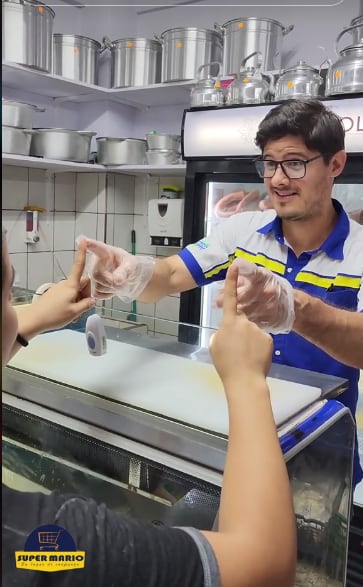 Carlos Alfaro Cascante tiene 32 años y es relacionista público. Él se convirtió en el protagonista de las redes sociales del supermercado familiar Súper Mario.