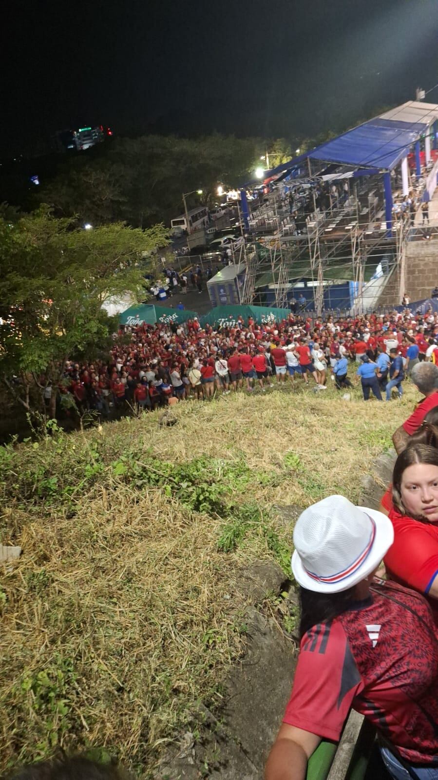 Aficionados costarricenses tuvieron problemas para entrar al Estadio Nacional en Managua, Nicaragua