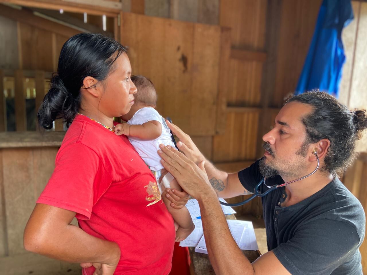 El doctor Alberto Barrantes Arias se quita la gabacha y fumiga en Alto Telire en Talamanca, en pueblo indígena