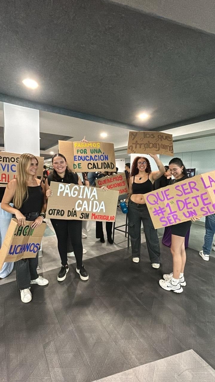 Estudiantes de la Ulacit se manifestaron el 8 de julio del 2024 contra la institución reclamando mejores condiciones para estudiar