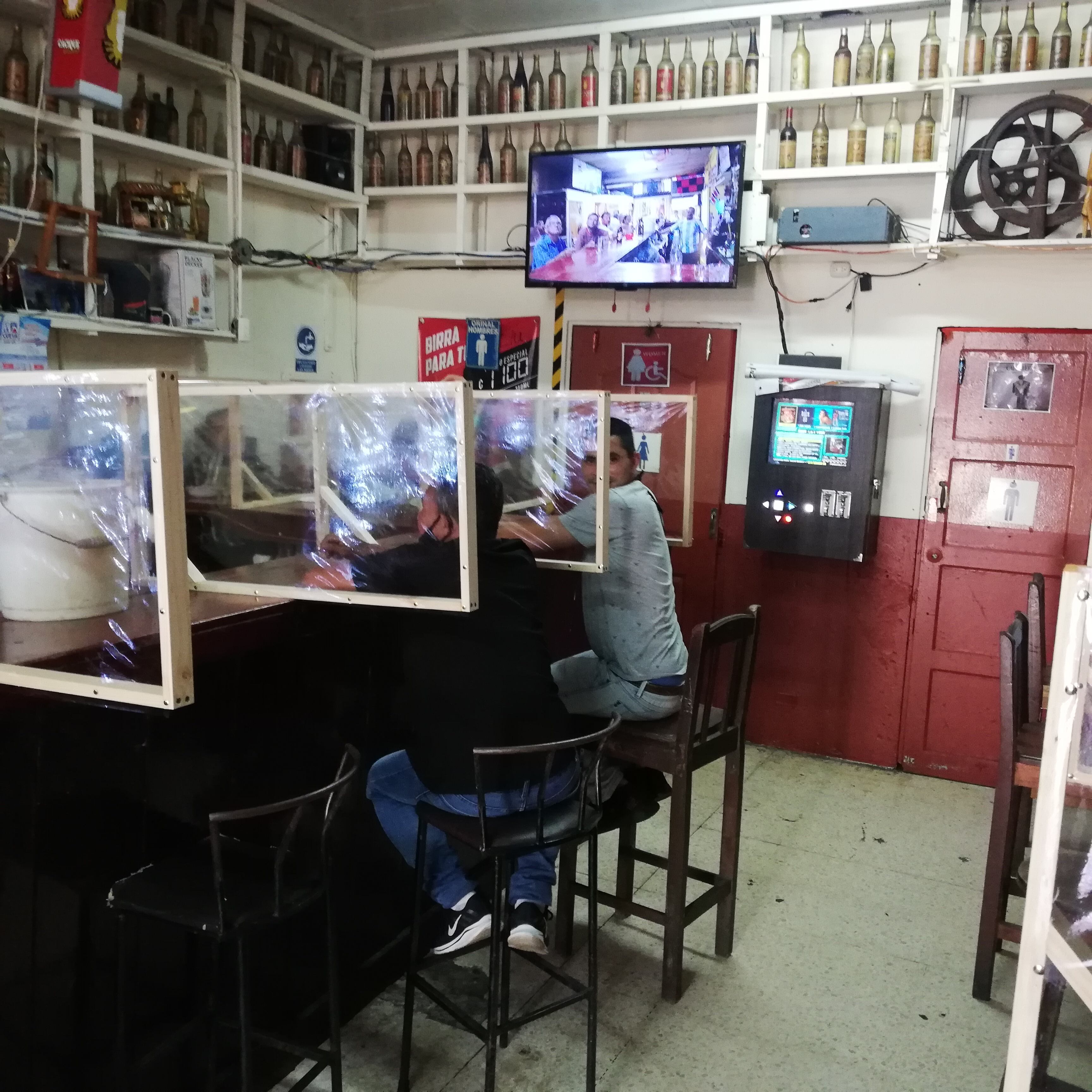 El bar Milano está ubicado en avenida 5, entre calles 4 y 6, fue uno de los casi 4.500 que estuvo cerrado del 16 de marzo al 8 de octubre de este 2020, el 9 de octubre reabrió sus puertas a las once de la mañana