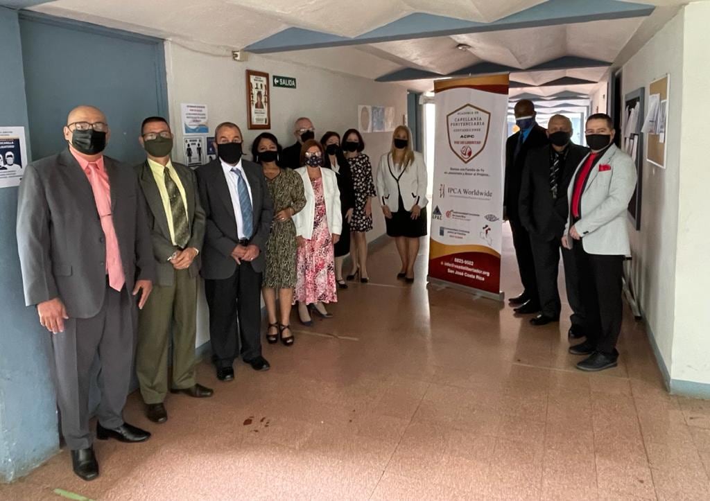 El pasado 10 de agosto todos 13 capellanes evangélicos recibieron su título, antes, recibieron las clases de preparación en la Academia de Capellanía Penitenciaria Costarricense la Voz de Libertad, y su graduación se realizó en la escuela de capacitación de la Policía Penitenciaria ubicado en la Uruca