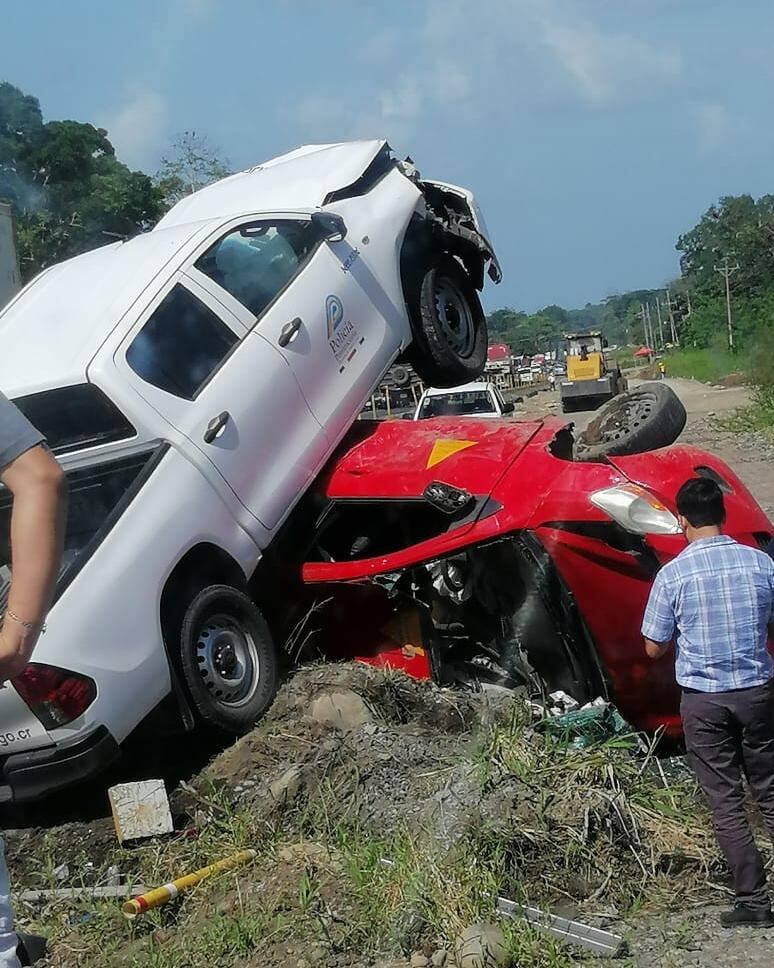 Choque entre patrulla de la Policía Penitenciaria y taxi en Guápiles. Foto suministrada por Reiner Montero.