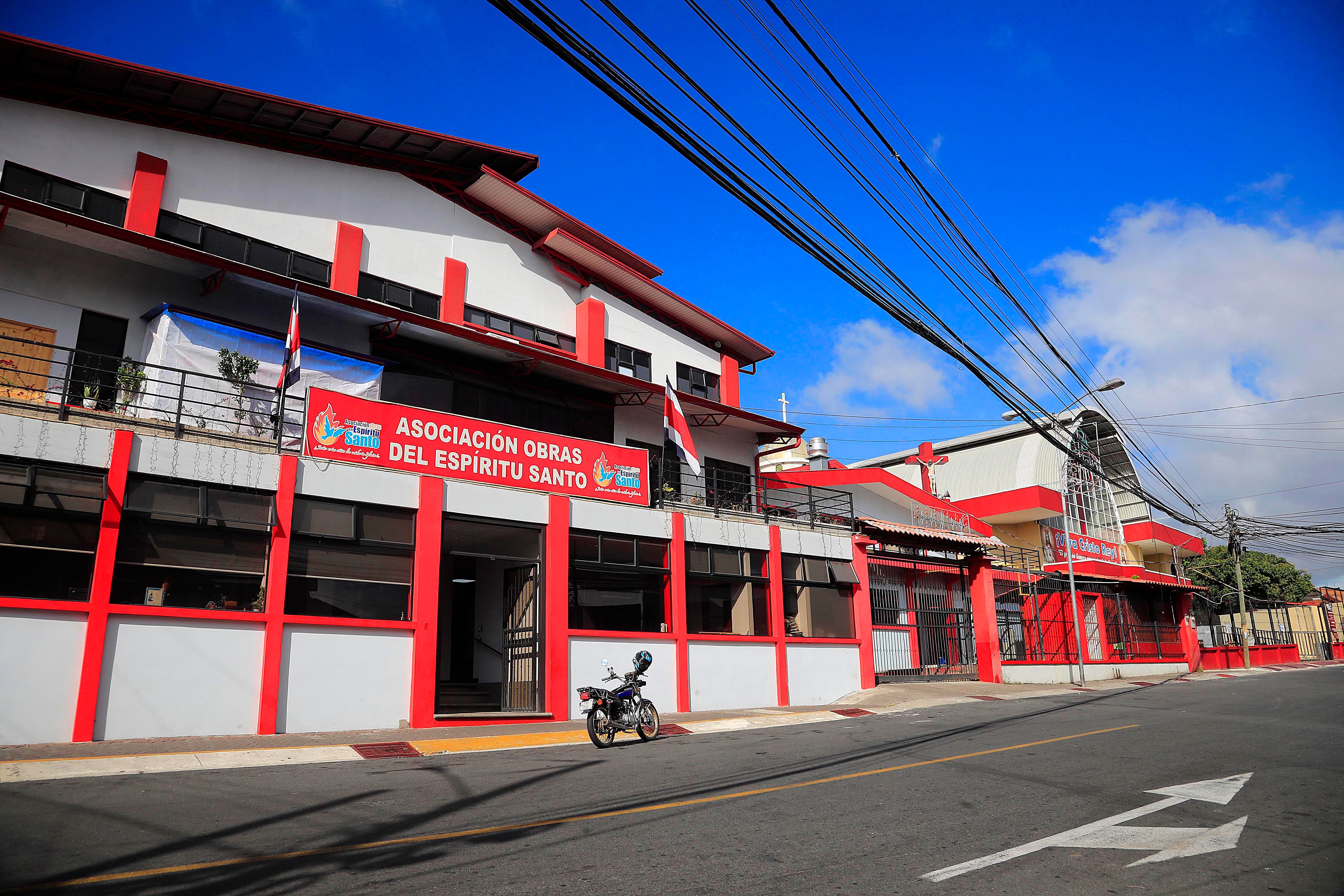 26/01/2024 Barrio Cristo Rey. Recorrido por las instalaciones de Obras del Espíritu Santo, con el padre Sergio Valverde, quien además recordó sus años de infancia y juventud en ese lugar donde ahora él dirige toda una comunidad que ayuda a los más necesitados, especialmente niños. Foto: Rafael Pacheco Granados
