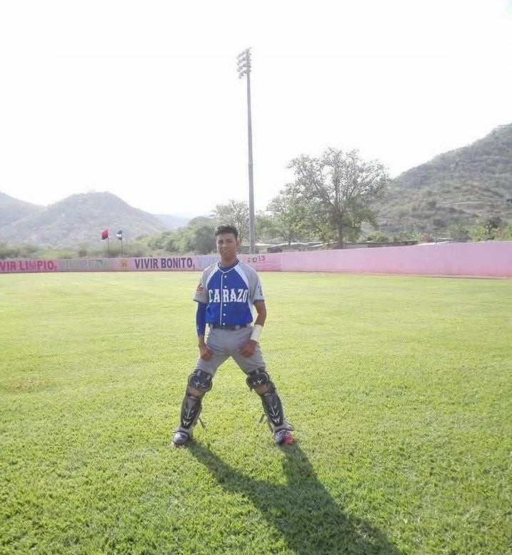 El receptor Héctor Flores López nació el 20 de octubre de 1993 en Santa Teresa de Carazo, Nicaragua, en un barrio sencillo llamado La Ceiba, donde el béisbol no es solo deporte: es parte de la vida.