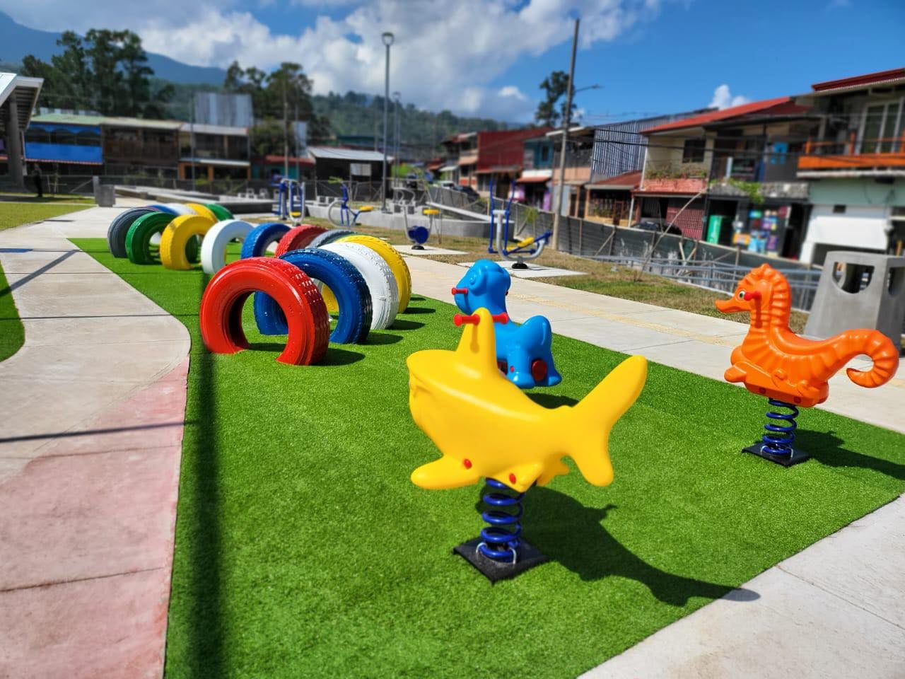 Eduardo Vargas, presidente de la Asociación de Desarrollo de la Urbanización Corina Rodríguez, ubicada en San Felipe de Alajuelita, se alegra del nuevo pulmón deportivo y artísttico que hoy disfruta la comunidad