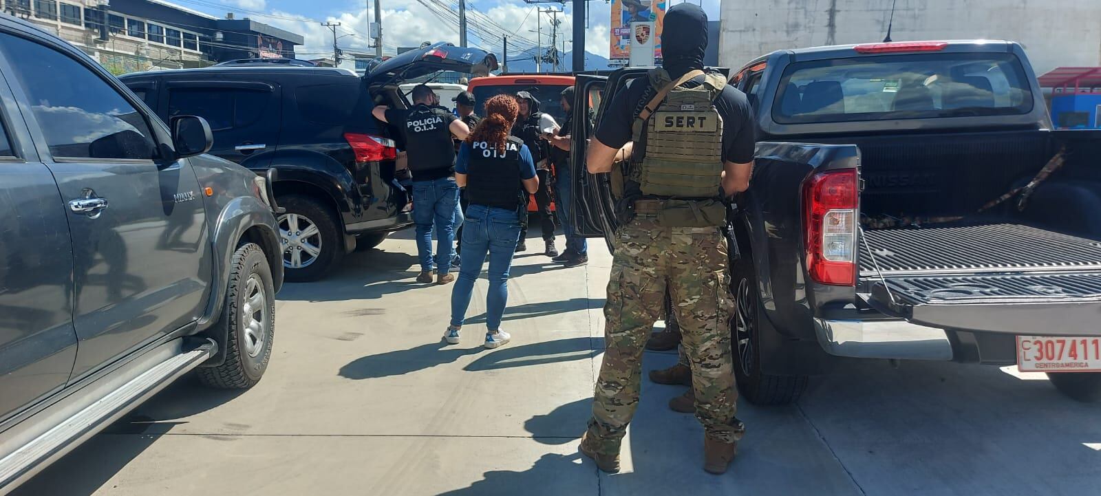 Agentes del OIJ ayudaban a controlar tránsito por accidente y pegaron buseta con 100 paquetes de cocaína