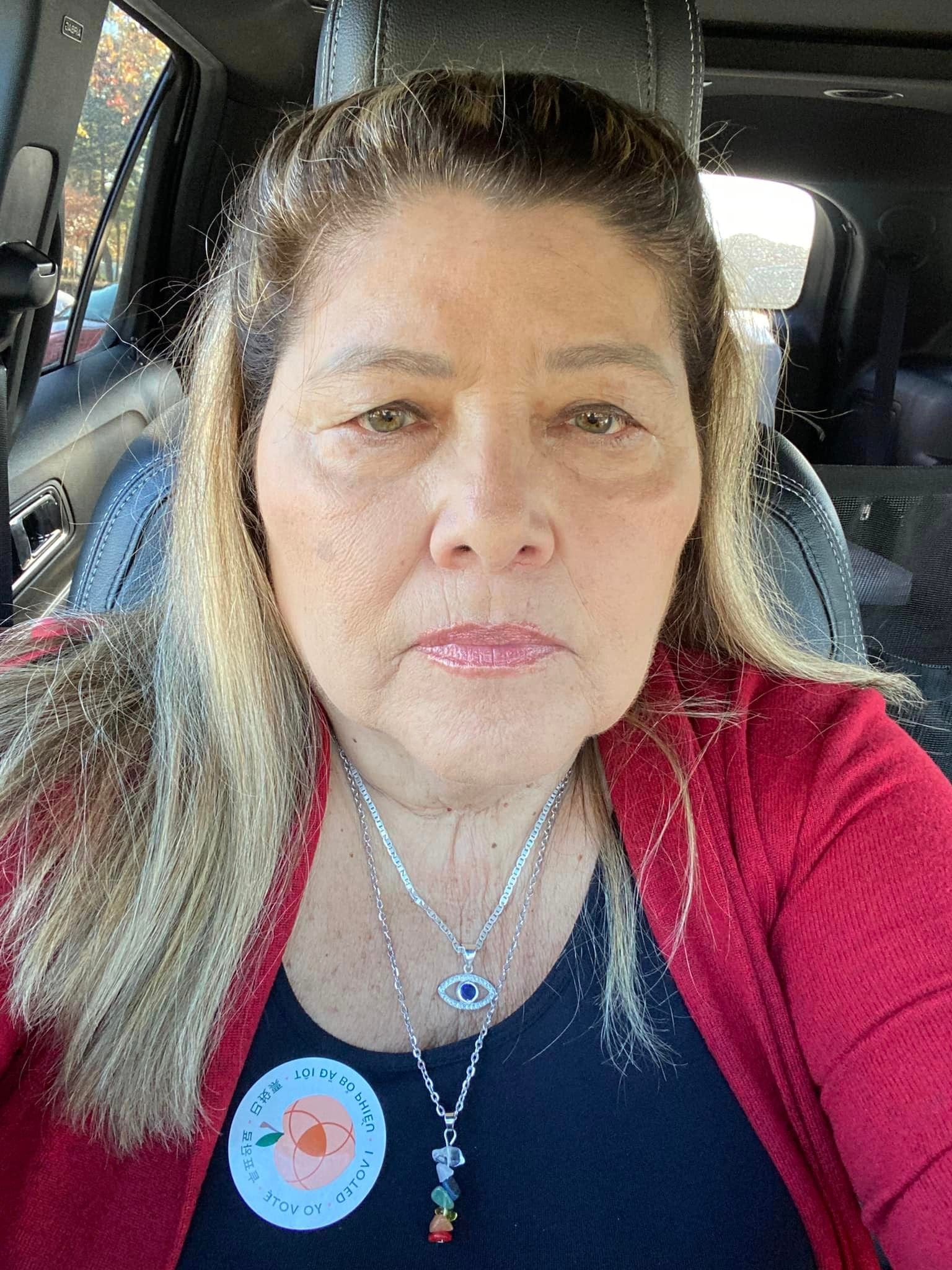 La fundación Ticos Helping Ticos (Ticos Ayudando a Ticos) se encarga en Estados Unidos de recoger dinero entre los ticos que viven en aquel país para, en febrero desde hace cuatro años, visitar alguna comunidad indígena y repartir maletines llenos de útiles escolares. En la foto, María Chinchilla, la fundadora de Ticos Helping Ticos