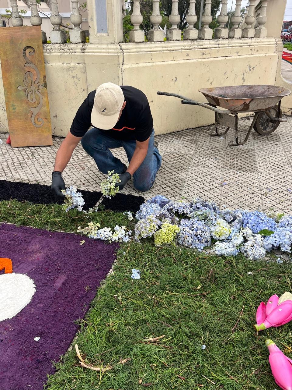 La celebración de Corpus Christi, desde la madrugada del domingo 7 de junio decenas de vecinos trabajaban contra reloj para convertir las calles alrededor del templo de San Rafael Arcángel de Heredia en una verdadera alfombra de fe, color y tradición. Mauricio Campos fue uno de ellos.